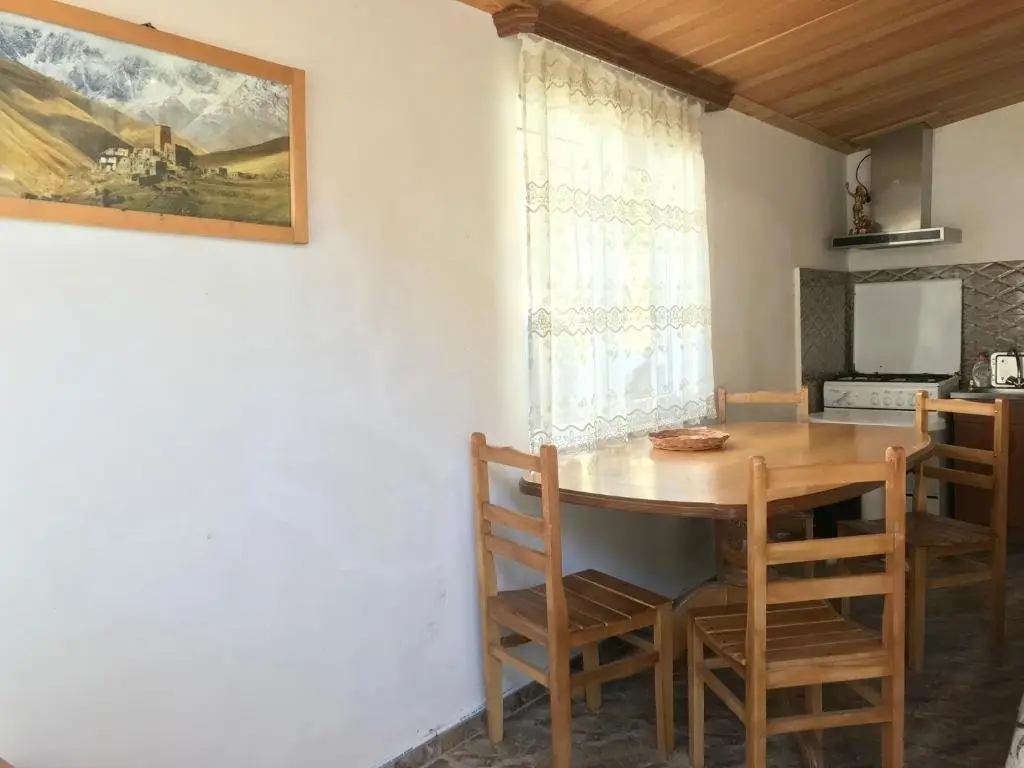 Степанцминда: Traveler Kazbegi Guesthouse