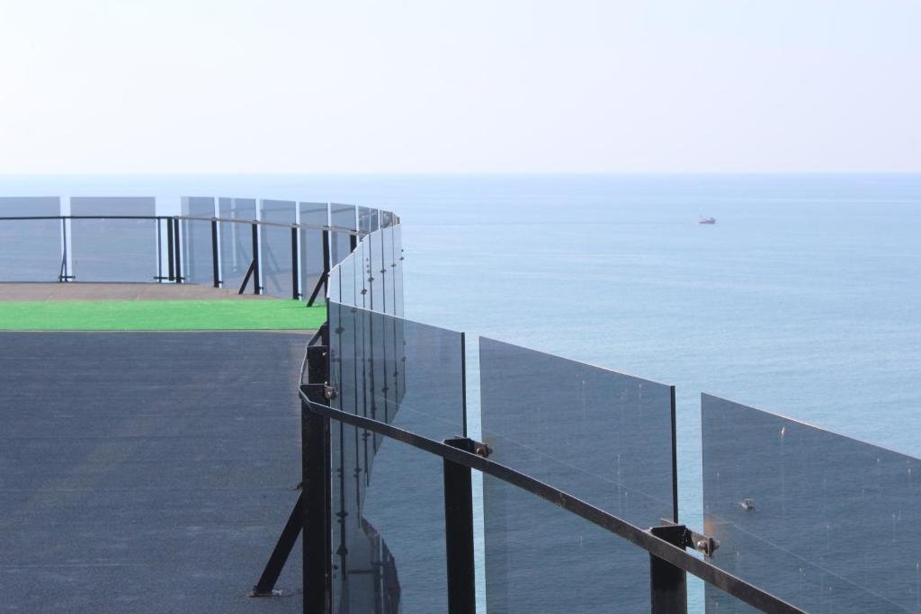 Батуми: Apartment on the back sea (selazir)