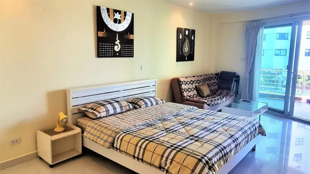 Паттайя: Jomtien Plaza Residence Large Modern Studio Apartment