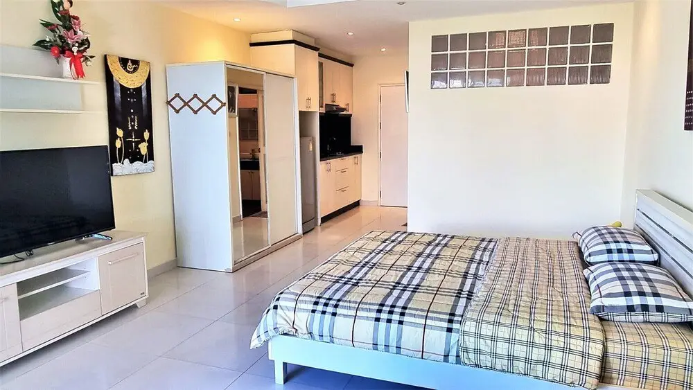 Паттайя: Jomtien Plaza Residence Large Modern Studio Apartment