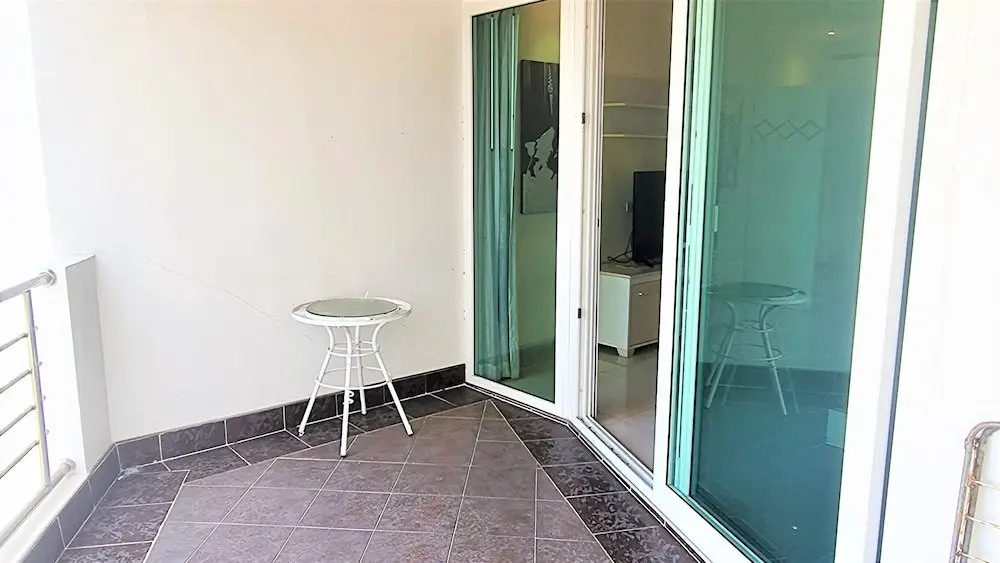 Паттайя: Jomtien Plaza Residence Large Modern Studio Apartment