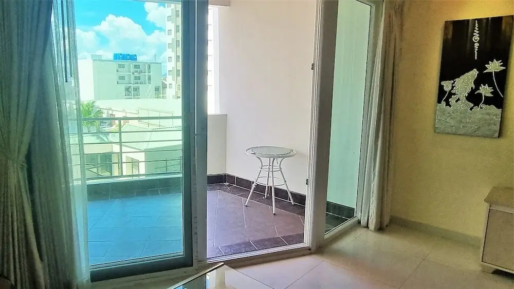 Паттайя: Jomtien Plaza Residence Large Modern Studio Apartment