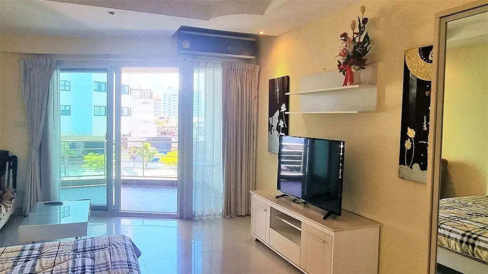 Паттайя: Jomtien Plaza Residence Large Modern Studio Apartment
