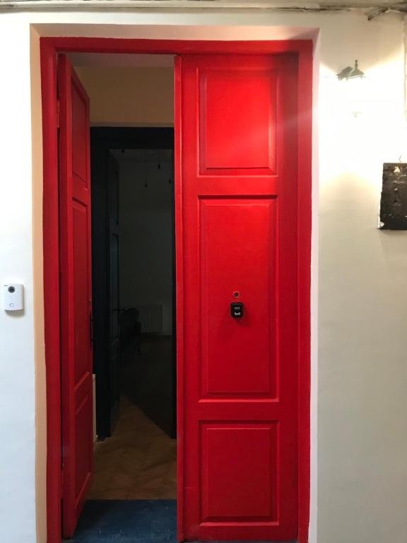 Тбилиси: City center historical building apartment