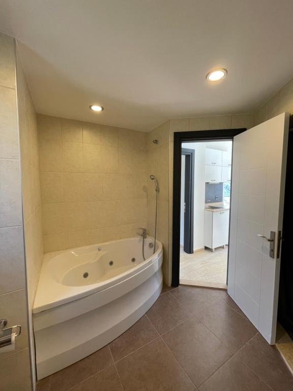 Геделлер: Villa Antalya Esiyok