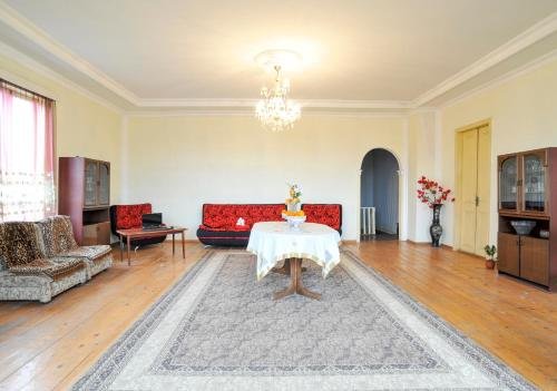 Анаклия: Nini House