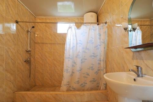 Анаклия: Nini House
