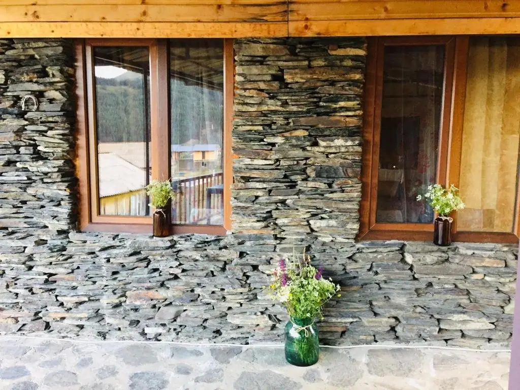 Омало: Nadiani Guesthouse