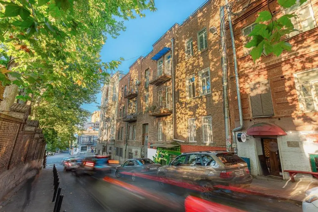 Тбилиси: Old Tbilisi, in Front of Wine Factory