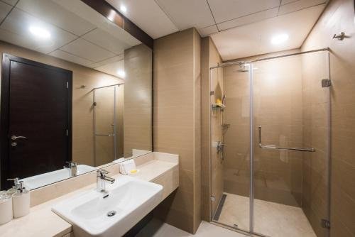 Дубай: Fantastay Sparkle Tower High floor with full Marina views