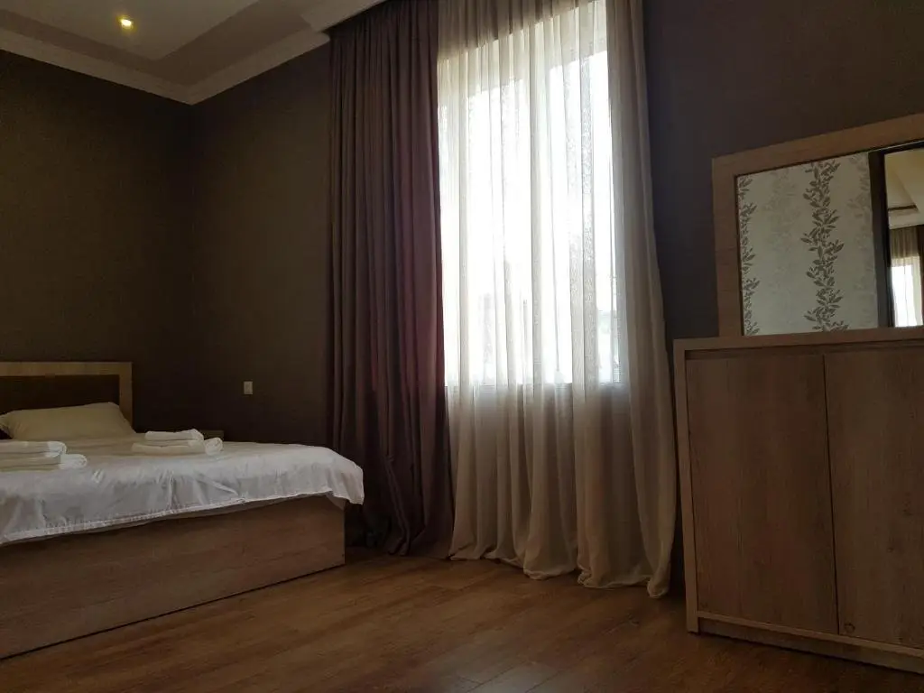 Телави: White House in Kakheti Eniseli