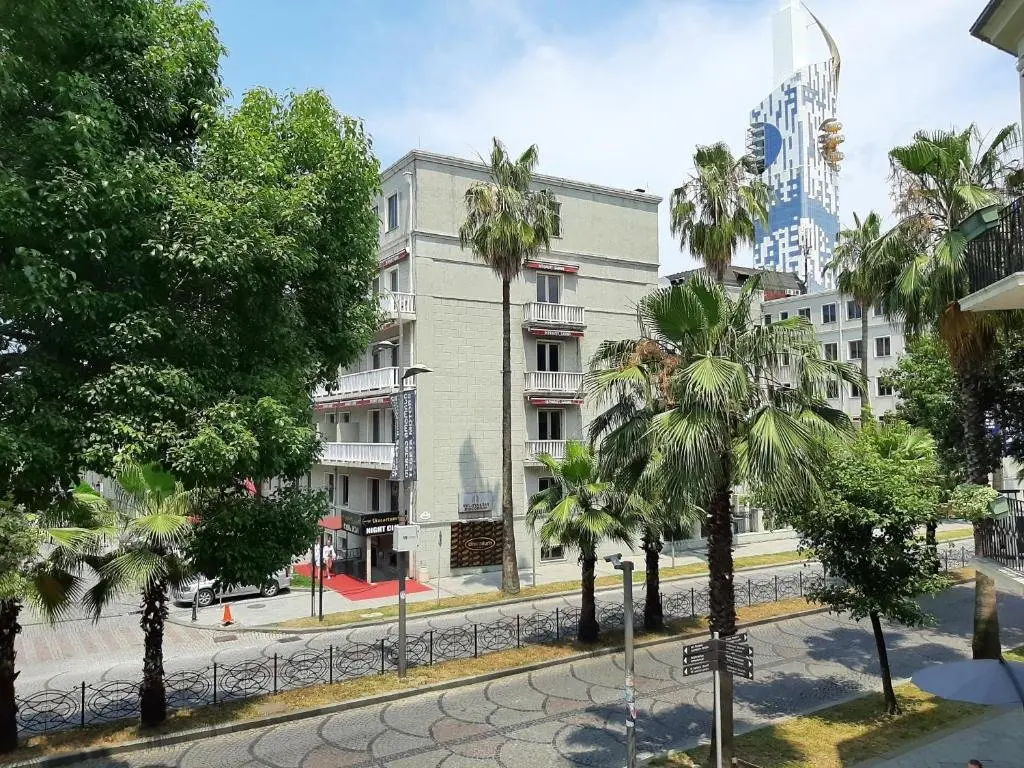 Батуми: Центр города Батуми Apartment Rustaveli 13