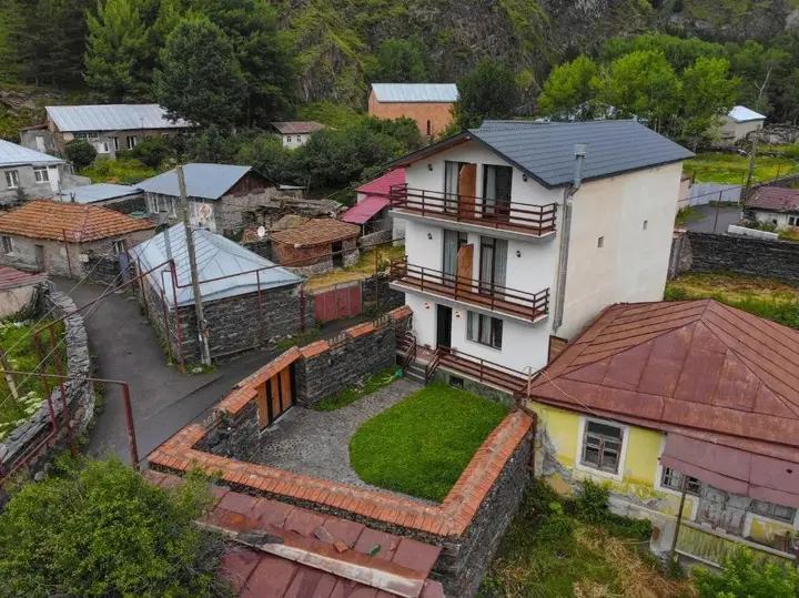 Степанцминда: Sno Inn Kazbegi