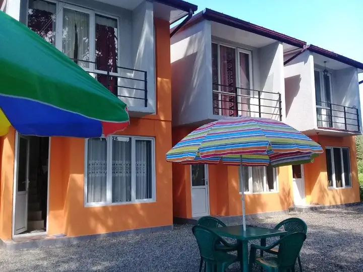 Уреки: Twin Cottages