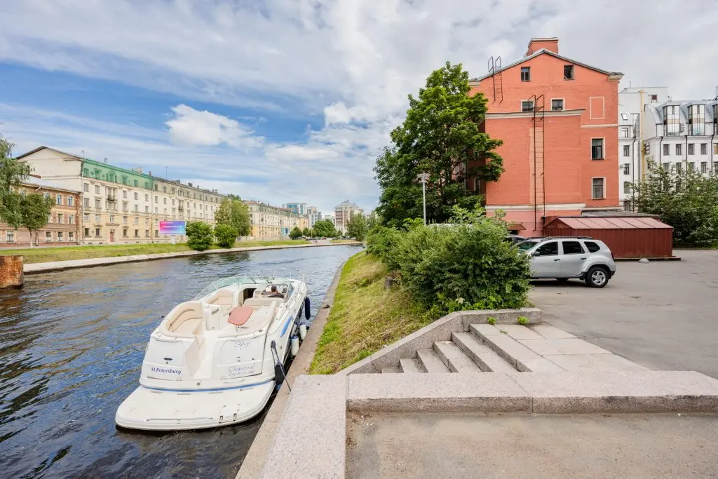 Санкт-Петербург: Апартаменты a.m. Rooms Petrovskiy Apartments с видом на реку