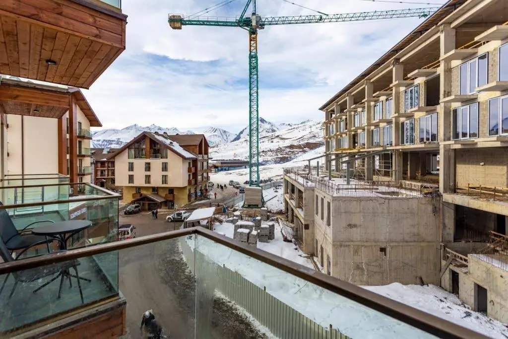 Гудаури: Spacious and Stylish Apartment. In New Gudauri