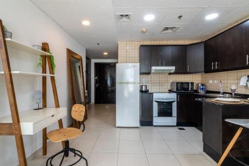 Дубай: Luton Vacation Homes -Spacious Studio in Royal Oceanic, Dubai Marina