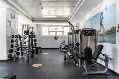Дубай: Luton Vacation Homes -Spacious Studio in Royal Oceanic, Dubai Marina