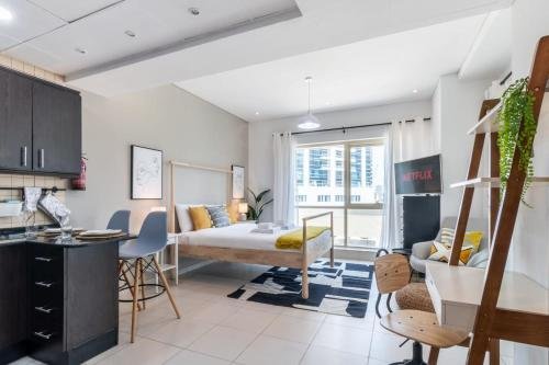 Дубай: Luton Vacation Homes -Spacious Studio in Royal Oceanic, Dubai Marina