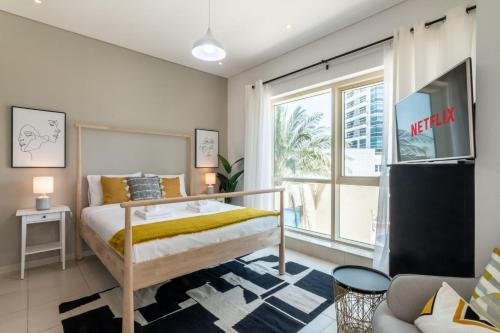 Дубай: Luton Vacation Homes -Spacious Studio in Royal Oceanic, Dubai Marina