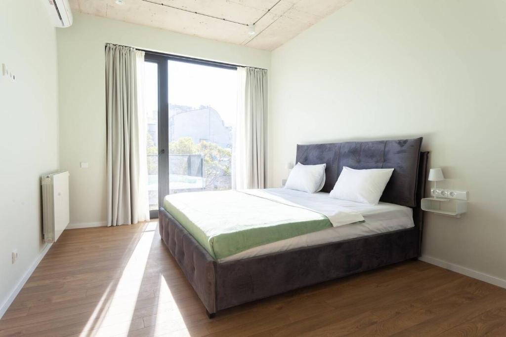 Тбилиси: Spacious 3BR Apartment With 2 Balconies in Old Tbilisi
