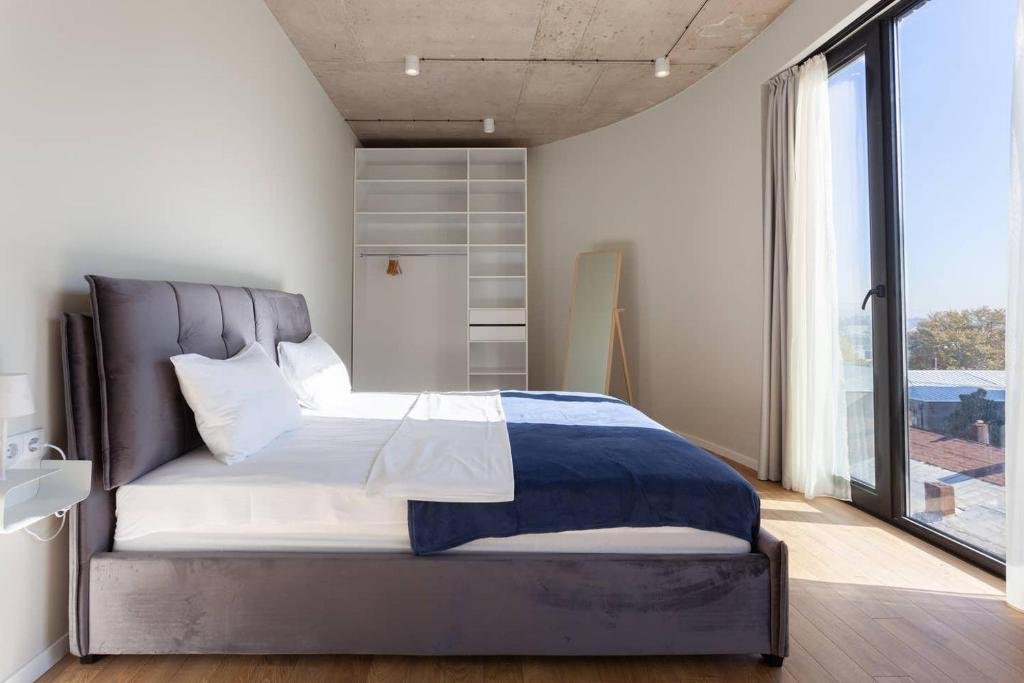 Тбилиси: Spacious 3BR Apartment With 2 Balconies in Old Tbilisi