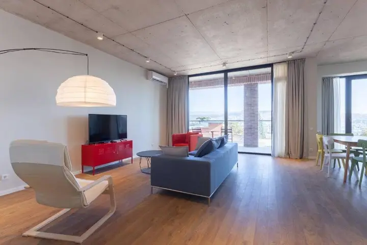 Тбилиси: Spacious 3BR Apartment With 2 Balconies in Old Tbilisi