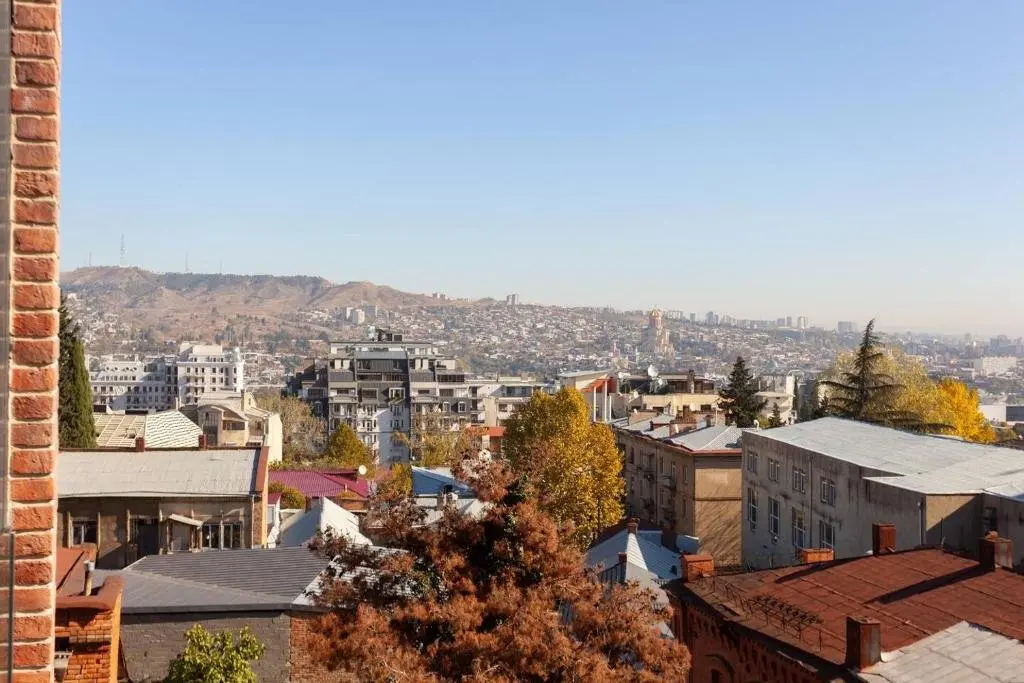 Тбилиси: Spacious 3BR Apartment With 2 Balconies in Old Tbilisi