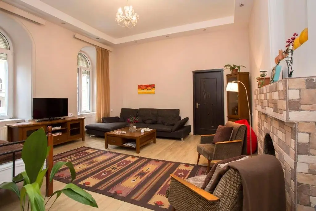 Тбилиси: Old Fashioned 2BR Apartment 5 min to Rustaveli ave