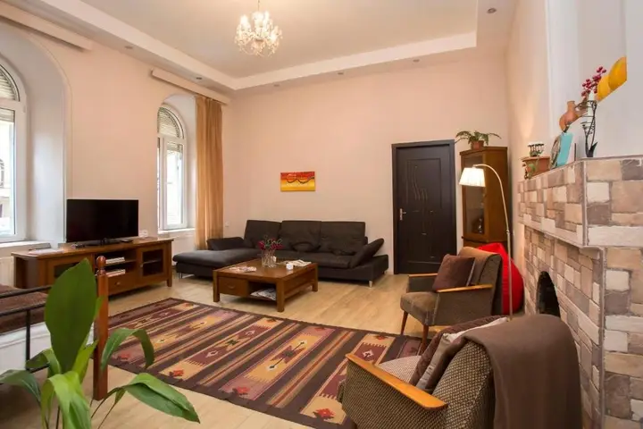 Тбилиси: Old Fashioned 2BR Apartment 5 min to Rustaveli ave