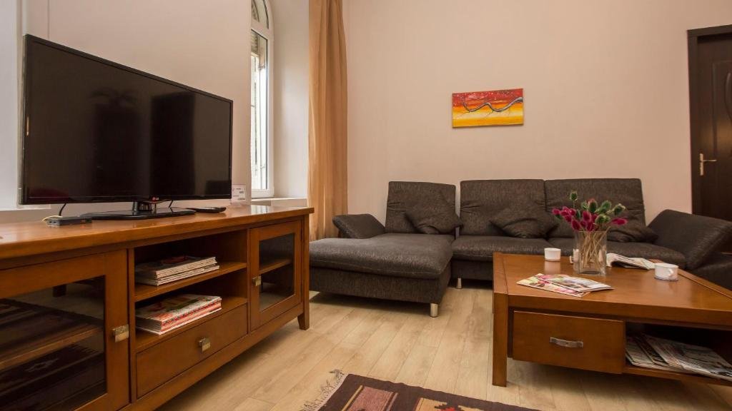 Тбилиси: Old Fashioned 2BR Apartment 5 min to Rustaveli ave