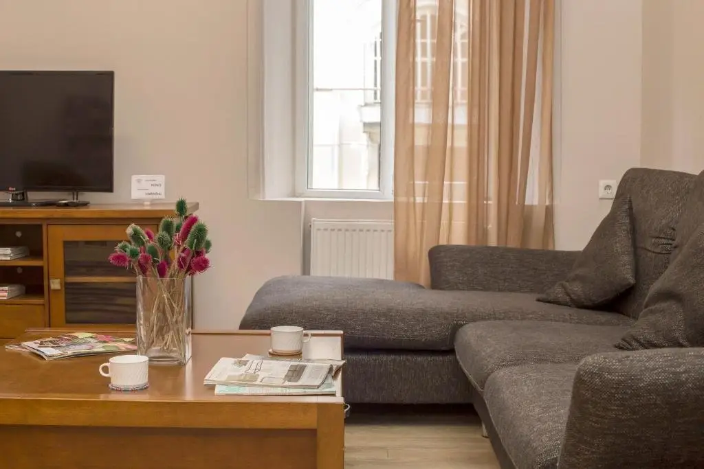 Тбилиси: Old Fashioned 2BR Apartment 5 min to Rustaveli ave