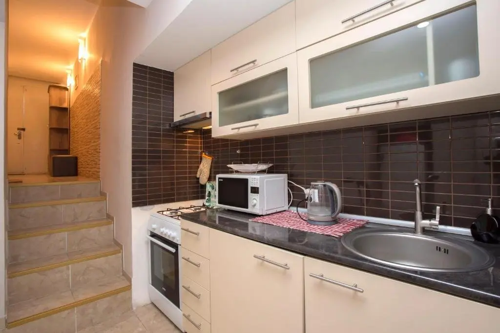 Тбилиси: Old Fashioned 2BR Apartment 5 min to Rustaveli ave