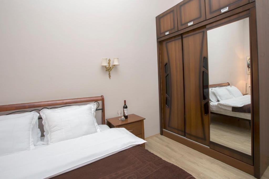 Тбилиси: Old Fashioned 2BR Apartment 5 min to Rustaveli ave