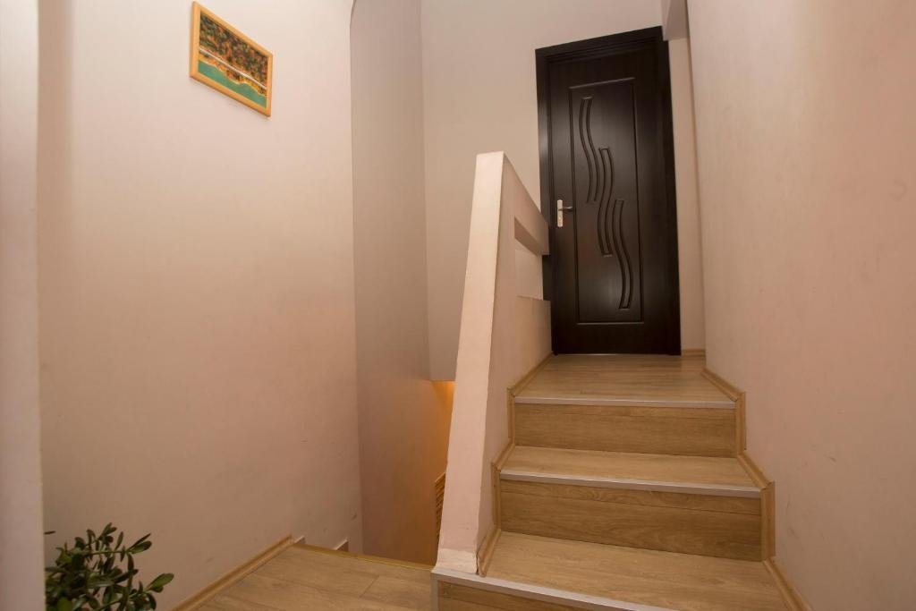 Тбилиси: Old Fashioned 2BR Apartment 5 min to Rustaveli ave