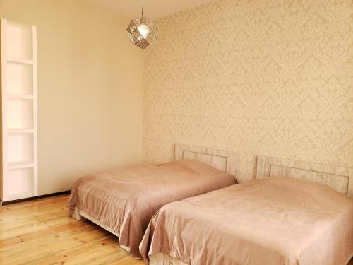 Гори: Brick walls