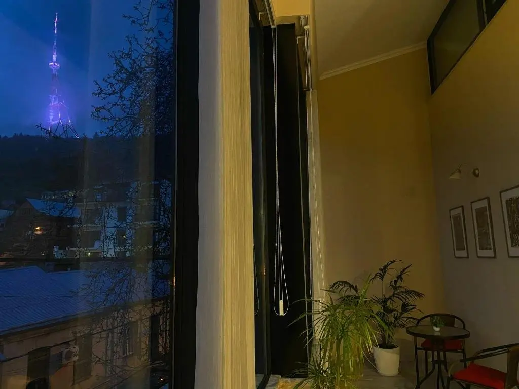 Тбилиси: 2Bedroom bright and quiet apartment in center