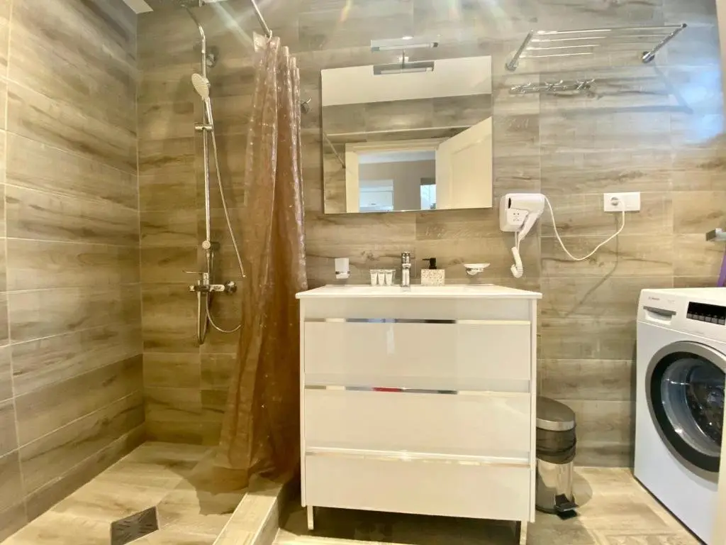 Тбилиси: 2Bedroom bright and quiet apartment in center