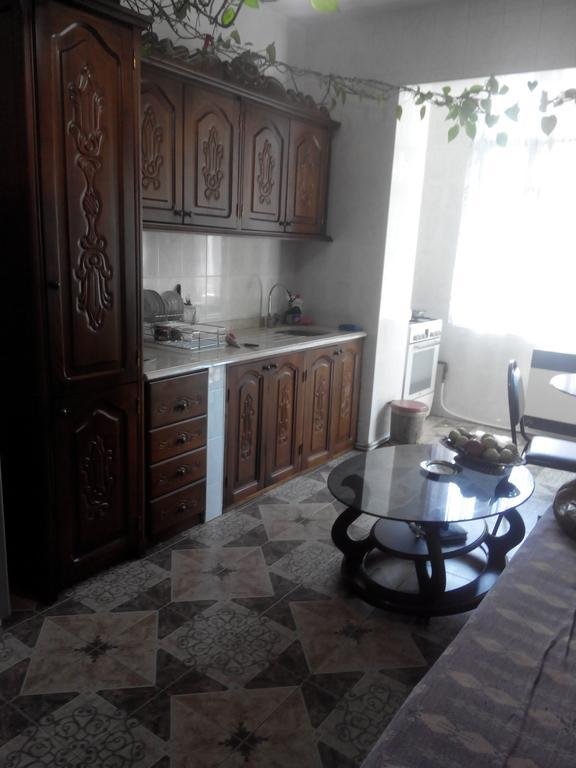 Батуми: Tengizi's Flat