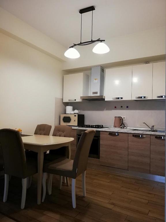 Тбилиси: M2 apartment kartozia 10
