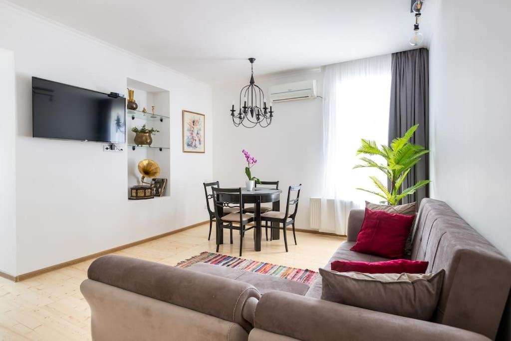 Тбилиси: 2 bedroom apartment behind opera house