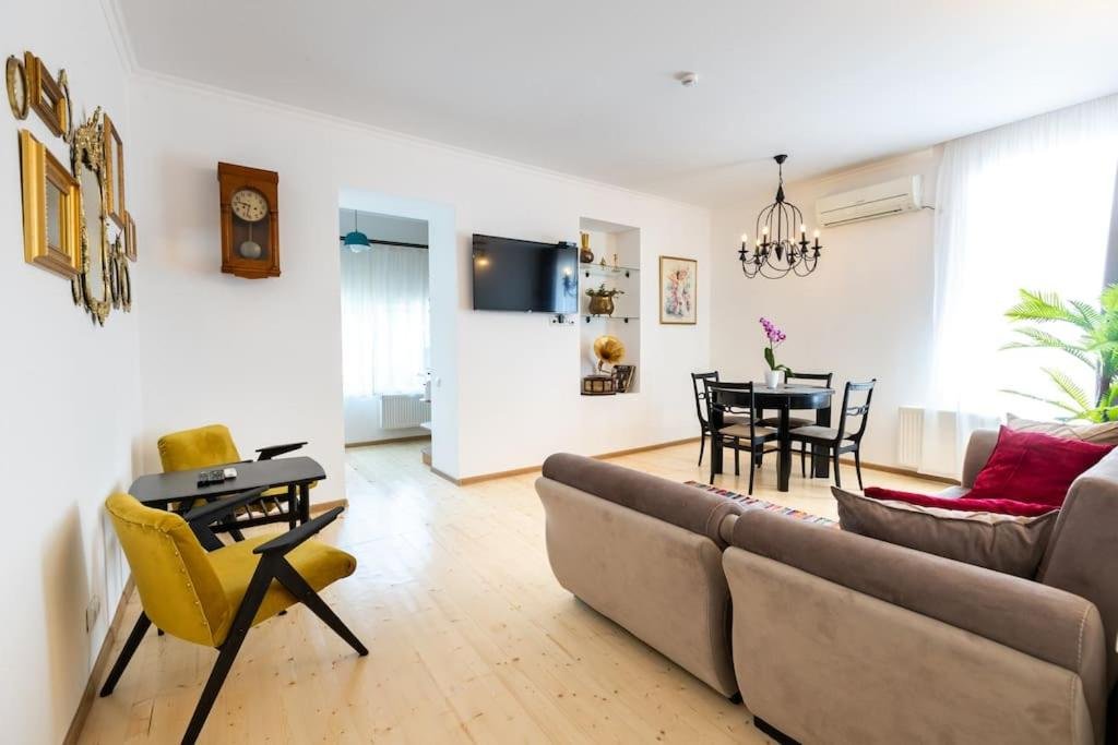 Тбилиси: 2 bedroom apartment behind opera house