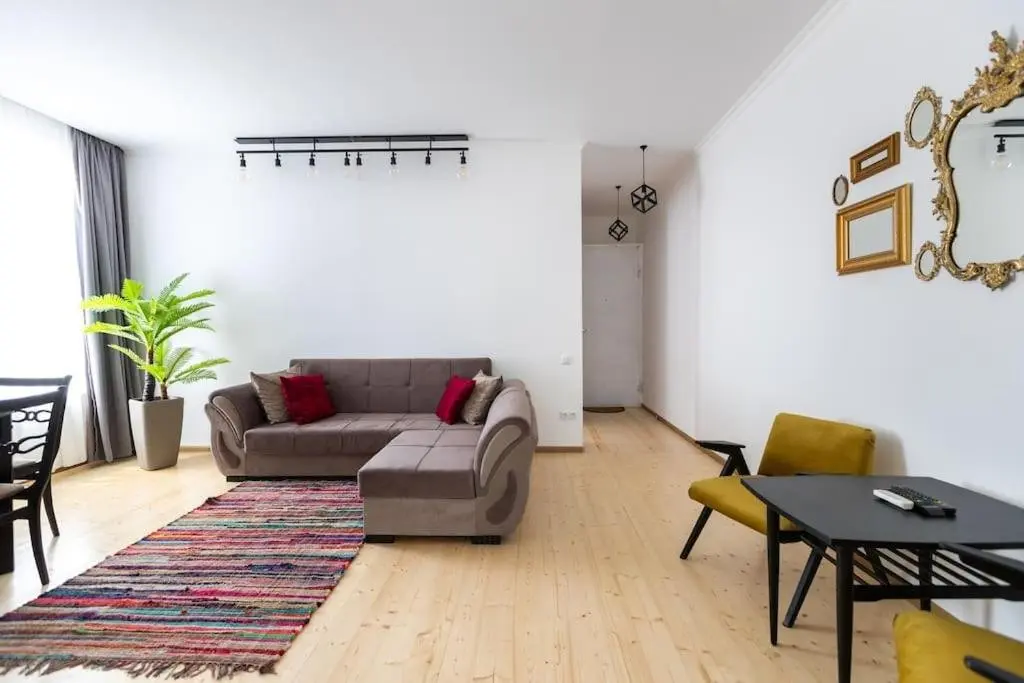 Тбилиси: 2 bedroom apartment behind opera house