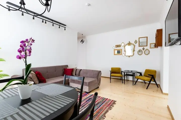 Тбилиси: 2 bedroom apartment behind opera house