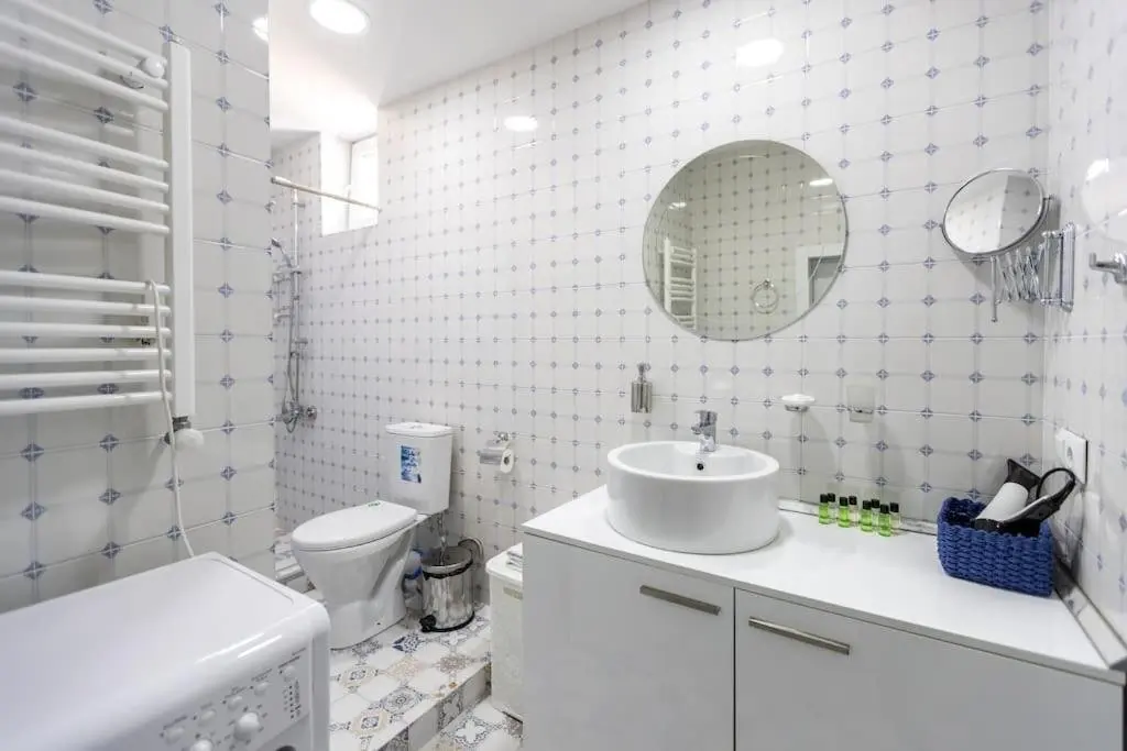Тбилиси: 2 bedroom apartment behind opera house