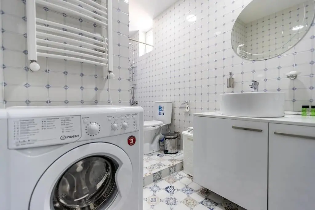 Тбилиси: 2 bedroom apartment behind opera house