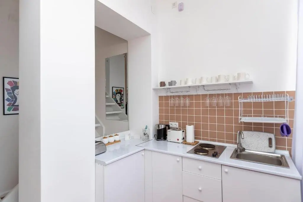 Тбилиси: 1br apt with balcony in the heat of old tbilisi