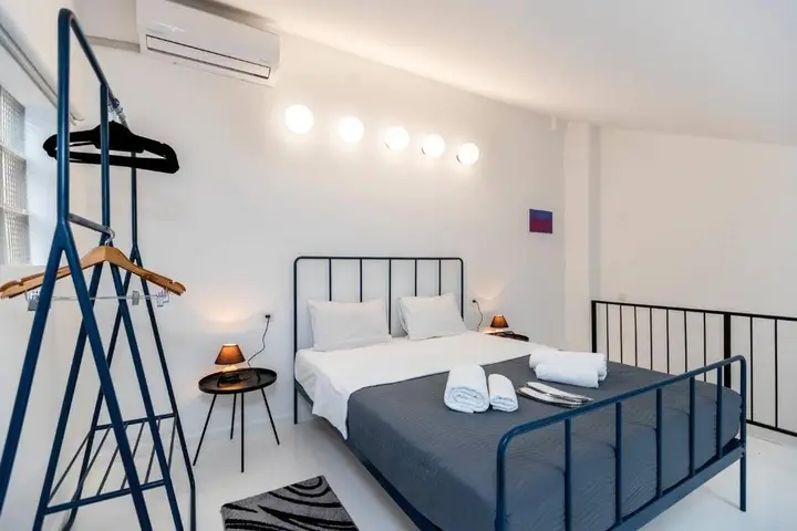 Тбилиси: 1br apt with balcony in the heat of old tbilisi