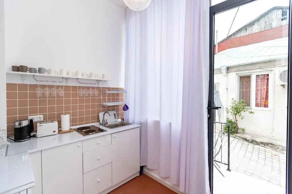 Тбилиси: 1br apt with balcony in the heat of old tbilisi