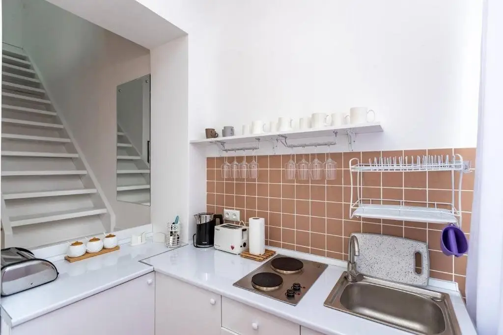 Тбилиси: 1br apt with balcony in the heat of old tbilisi